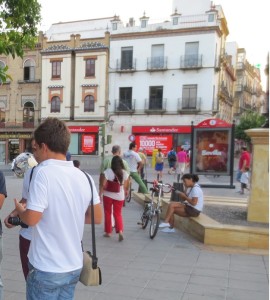 Turistas usando el monumento a l flamenco como asientos
