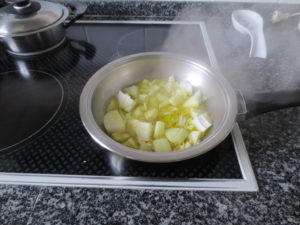 Poner el horno a calentar mientras freímos la cebolla y los ajos.