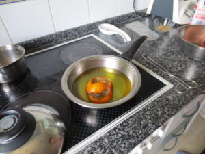Se fríe el aceite con una cáscara de naranja.
