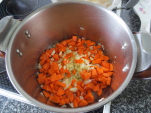 Ponemos las cebollas, los ajos y las zanahorias a freír