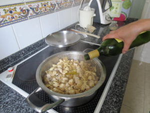 Por último añadimos los champiñones laminados, la pimienta y el vino blanco