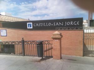 La entrada al Castillo está junto a la Capilla del Carmen. Foto JBG