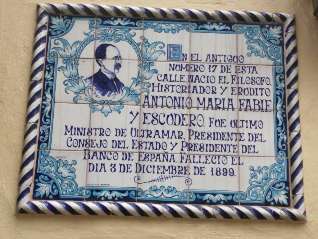 Placa de cerámica dedicada a Fabié en la calle San Jacinto. Foto JBG