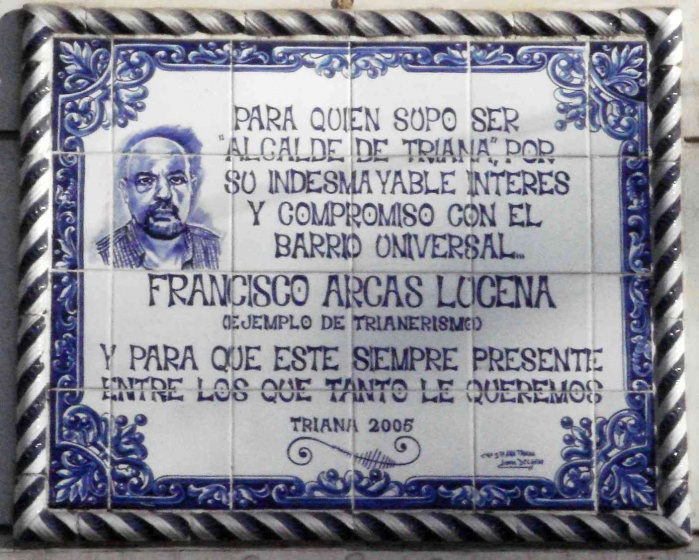 Placa de cerámica dedicada a Paco Arcas en la plaza del Altozano.