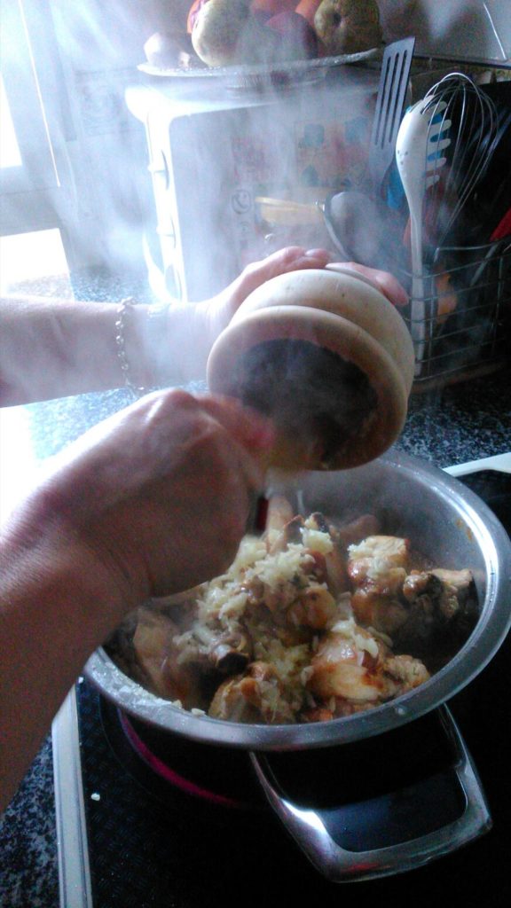 Cuando casi está frito, se le añade el majado de ajos.