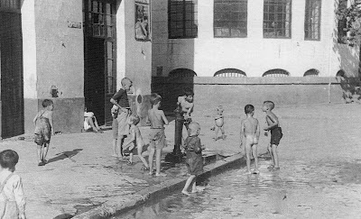 niños, bañandose en Triana